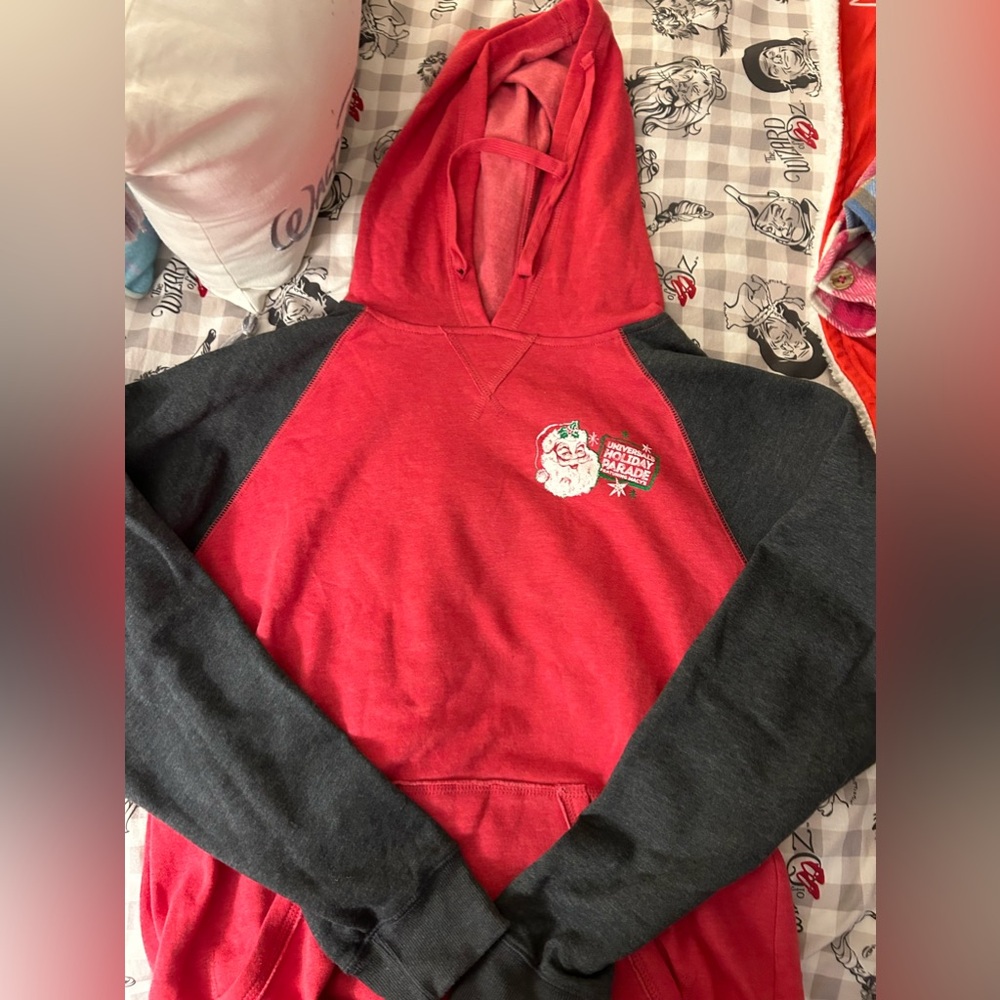 Universal Studios Macy’s holiday parade Santa sweatshirt, hoodie M NWOT